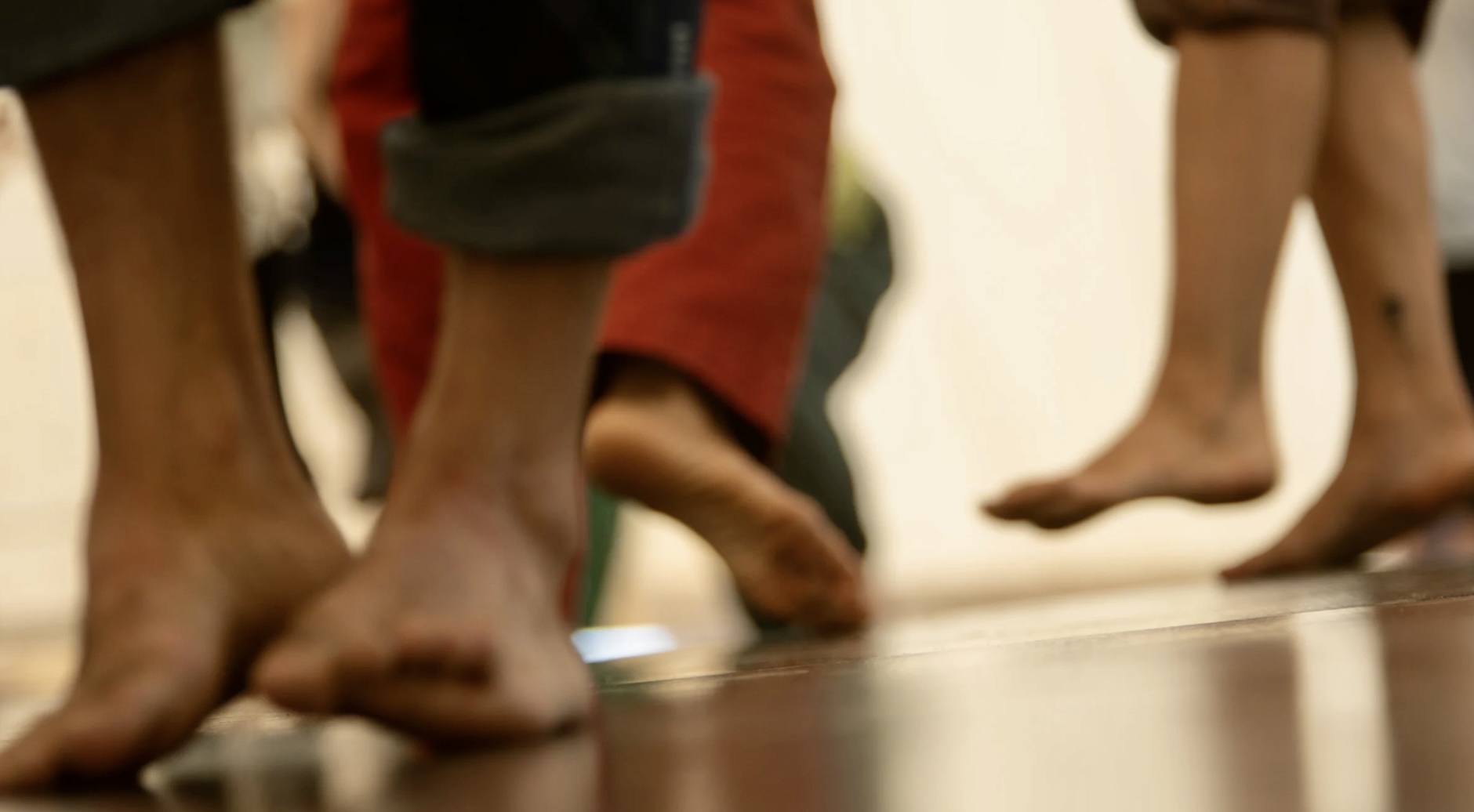 Füße verschiedener Menschen in gemeinsamer Bewegung